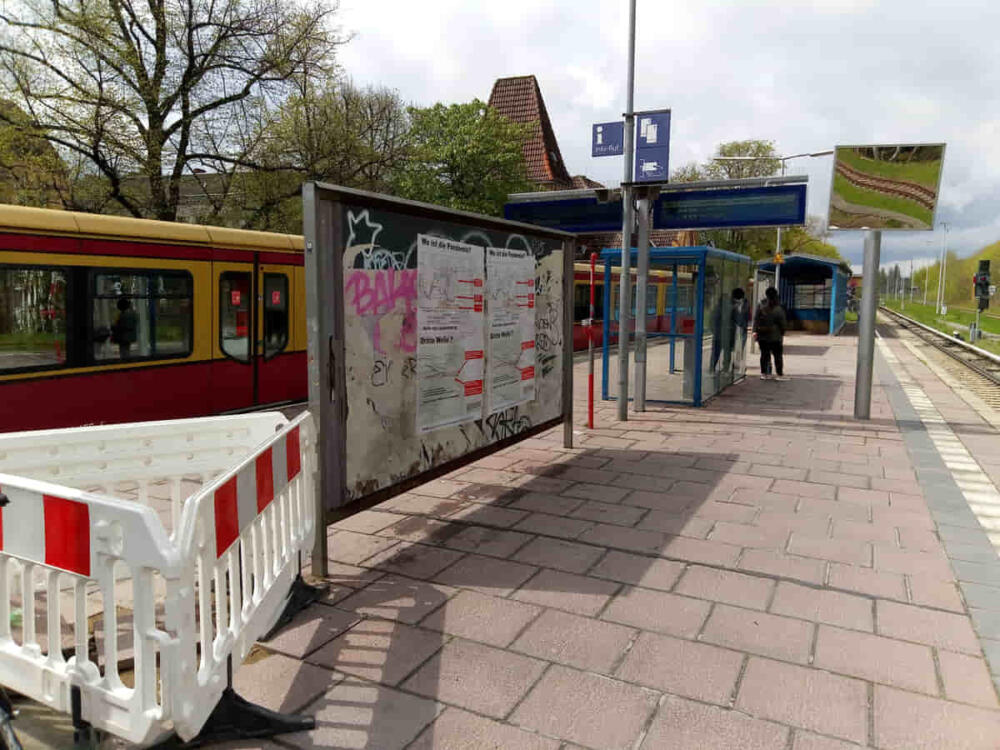 Wilde Plakate am Berliner S-Bhf. Wollankstraße